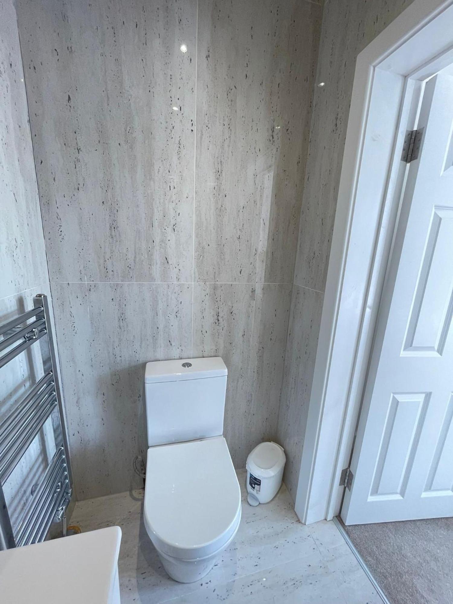 Comfortable Bay Window Stone Private Bathroom Edgware Exterior photo