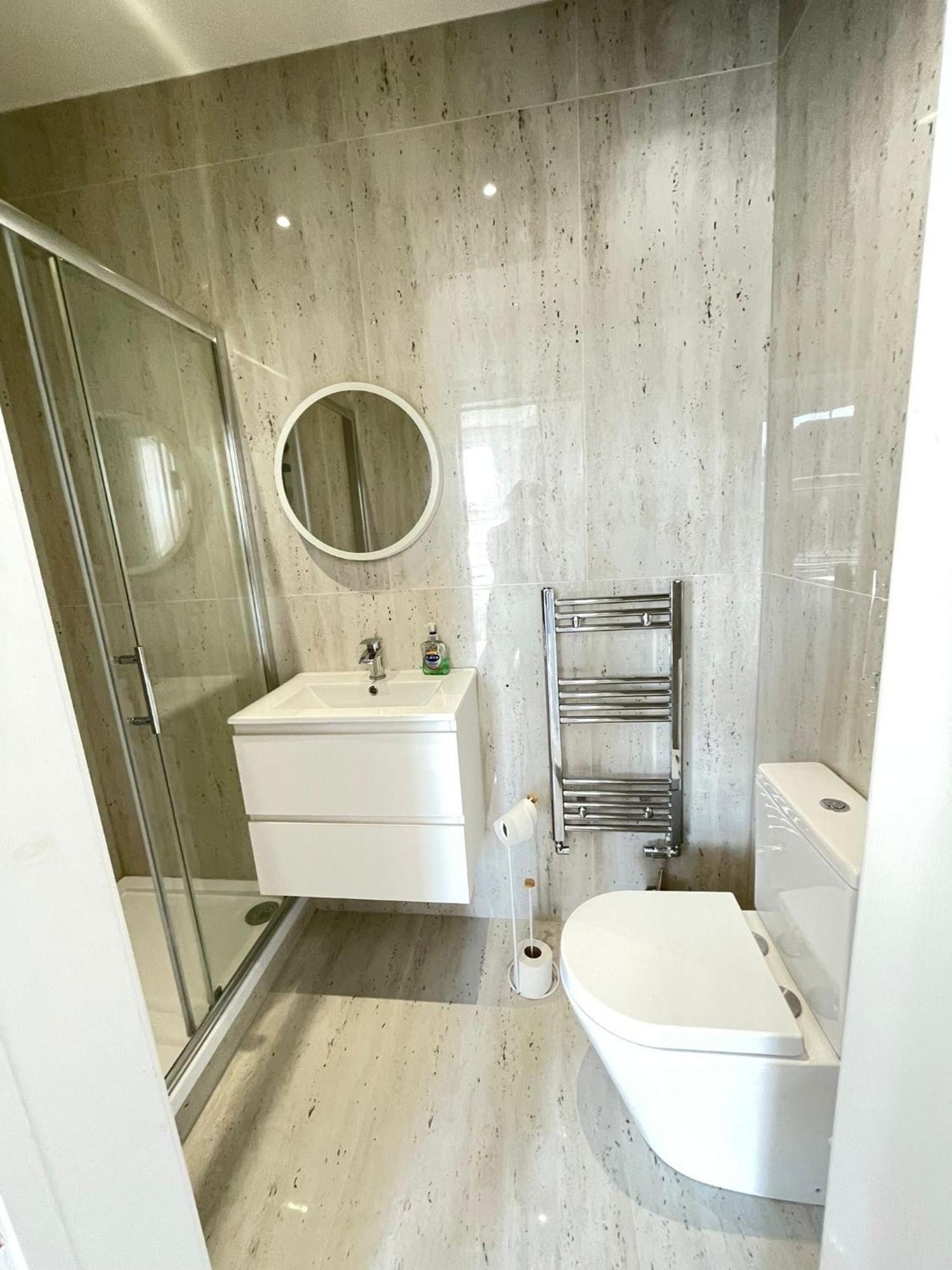 Comfortable Bay Window Stone Private Bathroom Edgware Exterior photo